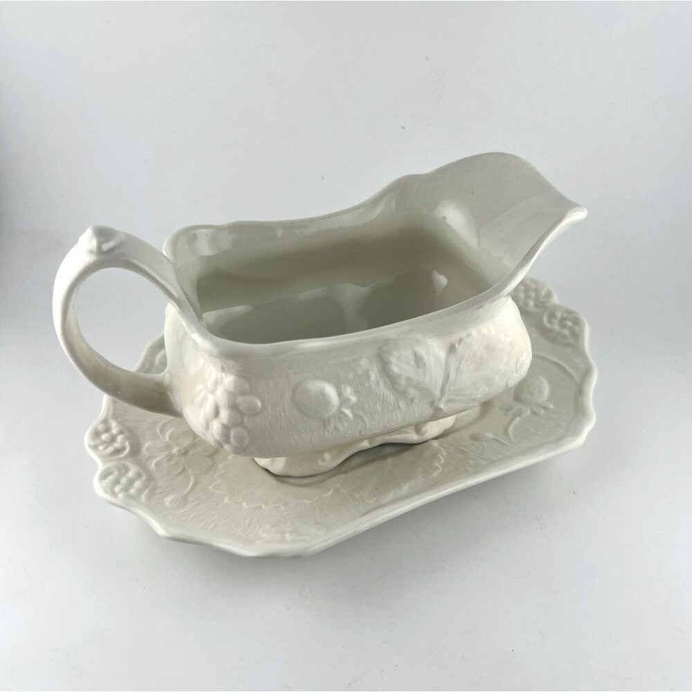 Vtg Burleigh Davenport White Strawberry Leaf Gravy Sauce Boat W/Underplate Dish
